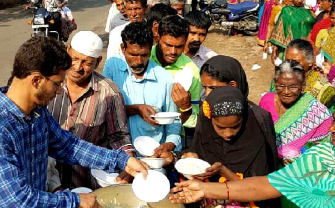 Hyderabads-Sujathullah-without-fail-turns-up-every-day-to-tend-to-the-hungry-who-are-very-happy-to-see-him.