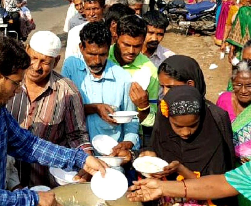 Hyderabads-Sujathullah-without-fail-turns-up-every-day-to-tend-to-the-hungry-who-are-very-happy-to-see-him.